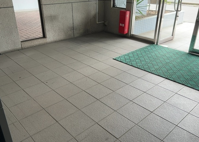 共用部分は、一棟の建物に住む区分所有者全員が共同で所有するとし、共用部分の管理、補修などは、区分所有者で形成される管理組合が行います。個人の判断で勝手に変更することはできませんので覚えておきましょう。