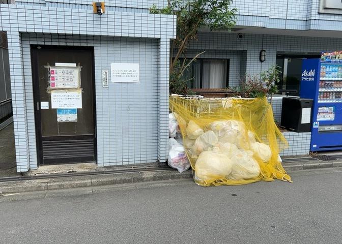 共有部分は、住民なら誰もが使える設備のこと。例えば駐車場やエレベーター、インターネット設備、セキュリティ設備などがあります。他にも、マンションの廊下・外部階段やエントランス・ゴミ置き場などがあります。