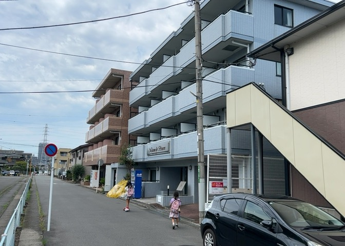 眺望の良さを楽しめるダイニングキッチンで家族団らんの時間を過ごしてはいかがでしょうか。バルコニーから見える景色を家族で眺める時間は、時間が経つのを忘れてしまいそうですね。是非、現地を見に行きましょう！