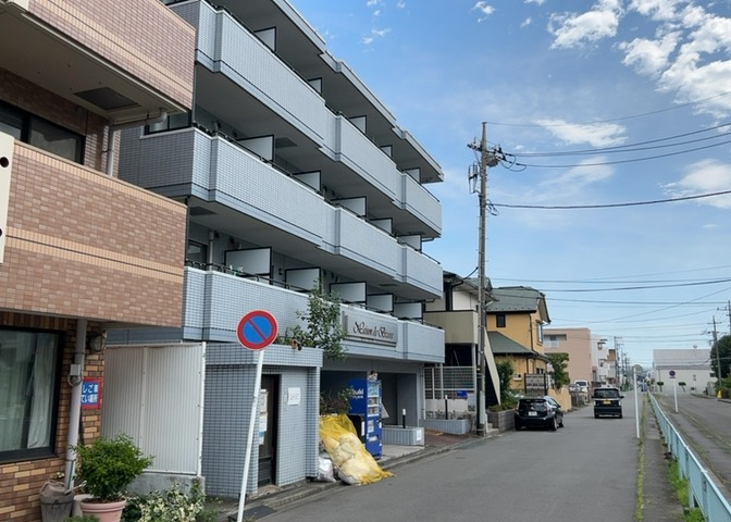 道幅が広い場所は日当たりや風通が良好です。幅が広いのですれ違いも可能ですし大きな車でも駐車可能！一方で、大型車が通ることも多くなるため交通量の増加により騒音に繋がります。また土地の値段が高くなります。