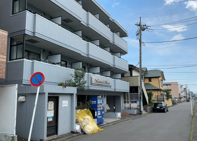 ＲＣ造、Reinforced　Concreteは直訳すると補強されたコンクリートです。主に柱や梁・床・壁が鉄筋とコンクリートで構成おり、鉄筋を組んだ型枠にコンクリートを流し込んで固めたものを指します。