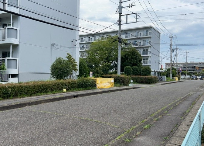 眺望を気にして物件を探す場合、前面に建物が建っていないか現地で確認しましょう！前面に建物があると景色はもちろん、日当たりや風通しにも影響が出てきます。住んだ時のことを想像しながら現地見学をしましょう。