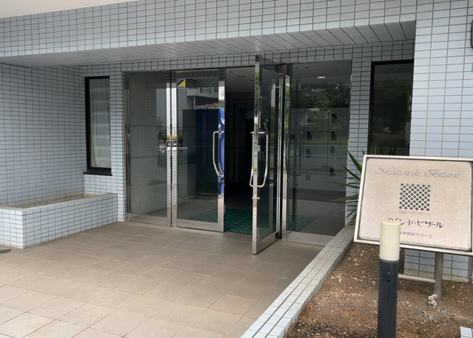 玄関は家の顔でもあり、家族以外の目にも止まる場所です。玄関は外との間を仕切る扉、靴などをしまっておく収納スペース、靴脱ぎのたたきスペース、来客とのやり取りをするドアホンなど複数のアイテムからなります。
