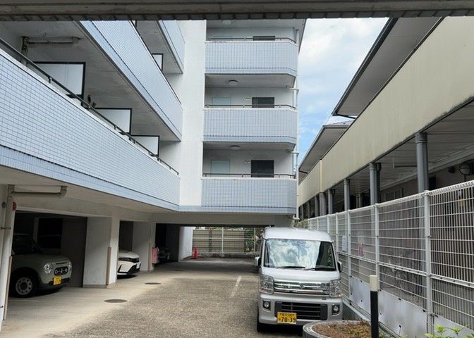 共有部分は、住民なら誰もが使える設備のこと。例えば駐車場やエレベーター、インターネット設備、セキュリティ設備などがあります。他にも、マンションの廊下・外部階段やエントランス・ゴミ置き場などがあります。