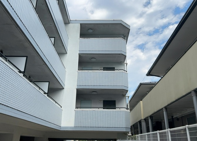 共用部分は、一棟の建物に住む区分所有者全員が共同で所有するとし、共用部分の管理、補修などは、区分所有者で形成される管理組合が行います。個人の判断で勝手に変更することはできませんので覚えておきましょう。
