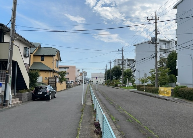 眺望の良さを楽しめるダイニングキッチンで家族団らんの時間を過ごしてはいかがでしょうか。バルコニーから見える景色を家族で眺める時間は、時間が経つのを忘れてしまいそうですね。是非、現地を見に行きましょう！