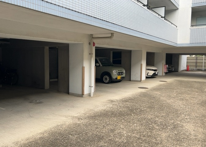 駐車場と明記されていても、最小スペースでつくられた駐車場だと大型車は駐車できなかったり、出入りしにくくなったりする可能性があります。お車のサイズと購入したい物件の駐車場のサイズを現地で確認しましょう。