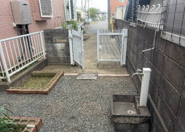 土地の形が極端に長細かったり、狭小地、あるいは道路との高低差がある傾斜地だった場合、後々売ろうとしても買い手がつかない場合もあります。後々、売却することになった時に価値の下がらない土地を選びましょう。