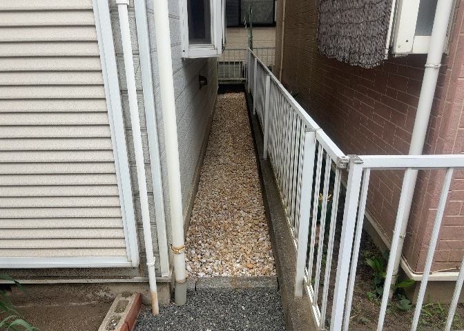 土地の面積＝住宅面積ではありません。建ぺい率の問題などで、土地のある場所によって住宅を建てられる面積は限られています。高さもしかり、「土地」という言葉の中には、建築条件も含まれると考えておきましょう。