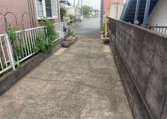 家を建てる場合、方位は要チェックです。現実的に日当たりのよい家ならばリビングは南側、建築基準法でも北側に当たる家への配慮は求められています。土地を見学に行く際は、方位磁針を持って行くようにしましょう。