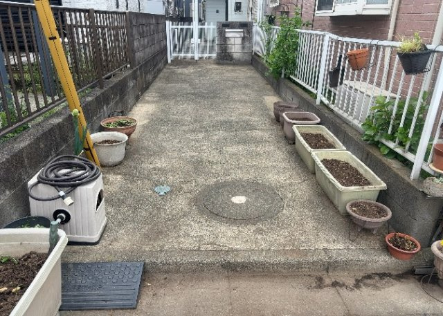 現地に行くなら、物件の周囲の地形がどうなっているかを見ることも大切です。周辺より低くなっている土地では、大雨などで水が集まりやすいため、地盤が弱くなっているということも考えられるため、注意が必要です。