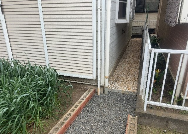 土地購入を検討されている場合、境界杭がない状態で購入してしまうと境界確定測量をする必要があり、費用がかかります。購入の前に、売主、隣土地所有者立ち合いのもと境界を確定し境界杭を設置するのがベストです。
