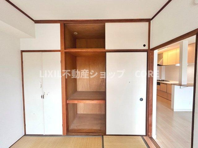 奥行きもあるので、収納ボックスをそのまま押入れの中へ。部屋にものが出ずスッキリ。
