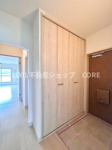 いつも気持ちよくご家族をむかえられるよう、玄関下駄箱収納をフル活用してスッキリとした玄関！　