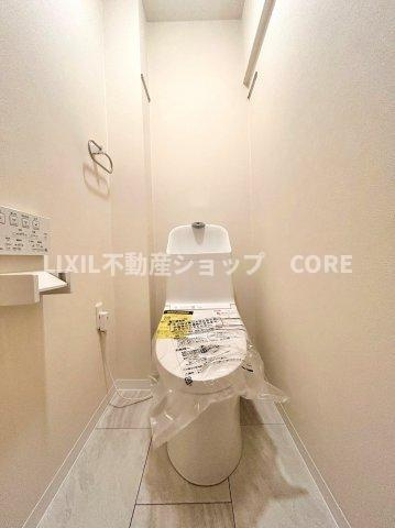 見た目もスッキリとしたデザインのトイレには温水洗浄暖房便座付き。