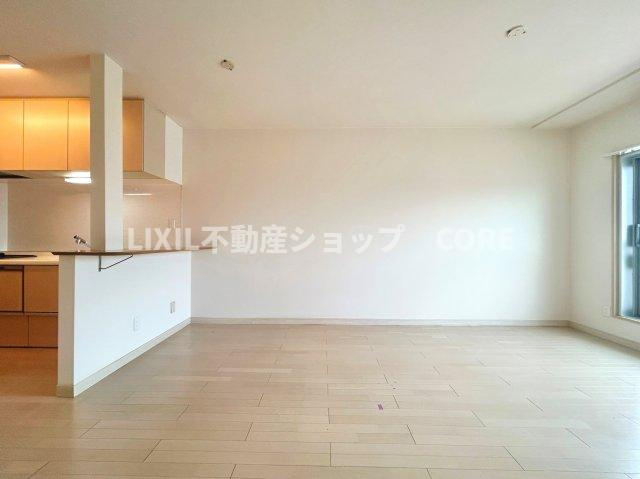 光溢れる安らぎの空間。キッチンとも一体感も演出しご家族との会話も弾みます。