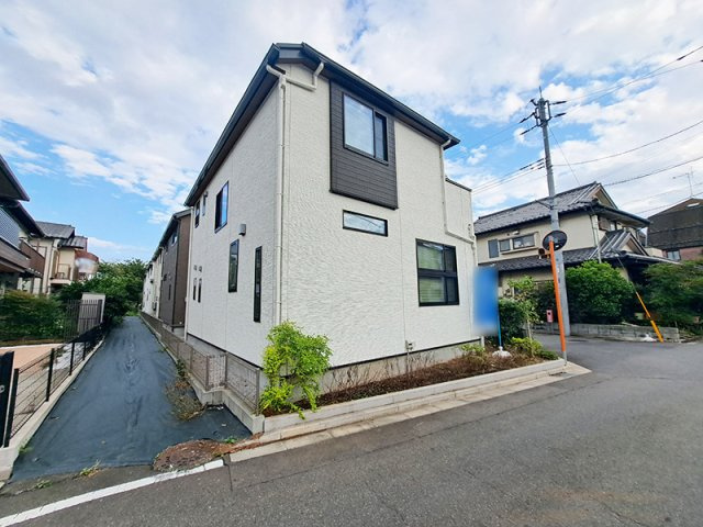周辺は緑の多い閑静な住宅街でどの世代のファミリーも暮らしやすい住環境。