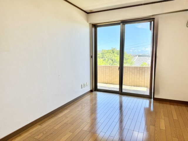 階下の洋室。高台なので見晴らしの良いバルコニーに面したお部屋です。