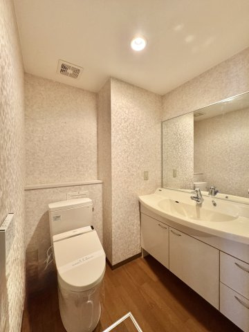 階下トイレには大きめな洗面台付き。