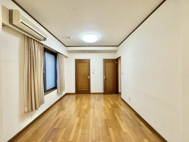階下北側の洋室。窓から明かりも確保できます。