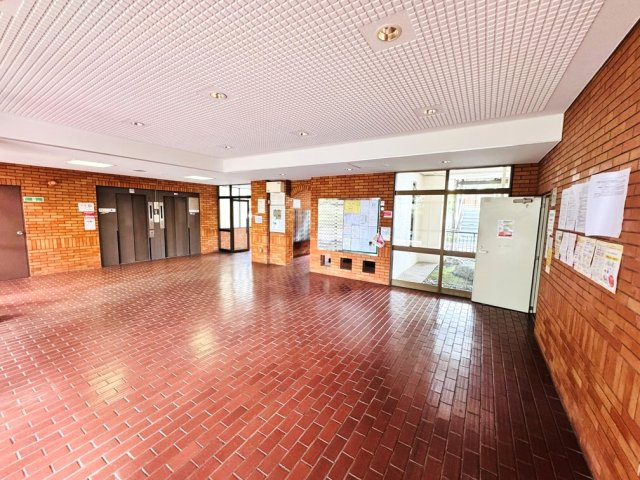 全体的にレンガ調で趣のあるロビー。
