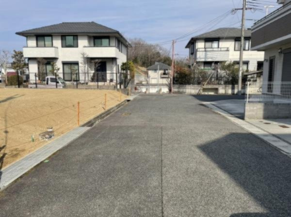 前面道路幅員約6メートルあり。車通りも少なく閑静な住宅地になります。