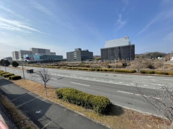 眺望が抜けていて解放感溢れる立地です♪歩道・植込み隔てて道路になっております。