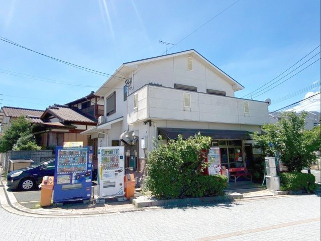 角地に立地しているため、視認性が高く、開放感があります！