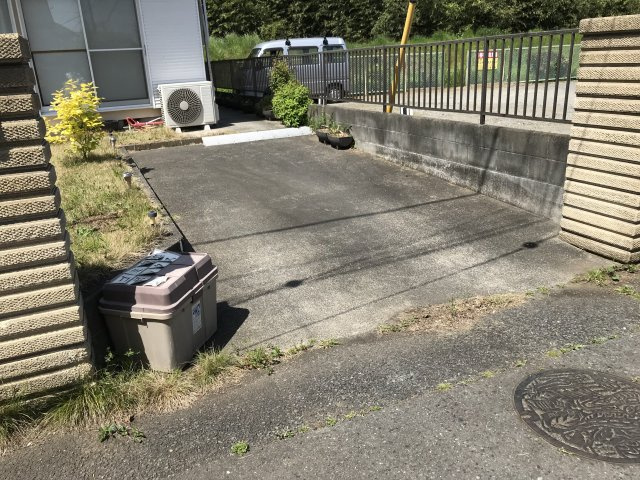 車一台あたりに必要なスペースは、標準サイズの普通自動車で横幅2m50cm、長さ5mは必要になります。ただし、乗降のことも考慮して横幅3m30cm、長さ5m50cmほどは確保できるところを選びましょう。