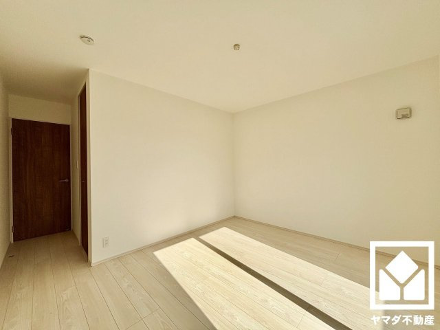 【洋室】　陽当たり、通風良好なので過ごしやすいお部屋となっております。