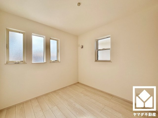 【洋室】　柔らかな光が差し込む洋室、快適で落ち着いた住まい