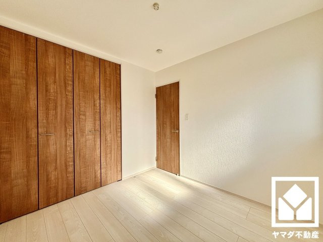 【洋室】　便利な収納が揃った洋室で、快適で整頓された日常を。