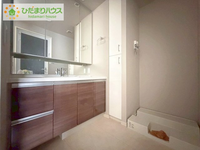 三面鏡の大きな鏡は憧れます(^^♪　鏡の後ろは収納となっていて、細かいものでも収納できるのでスッキリと整理できます！
