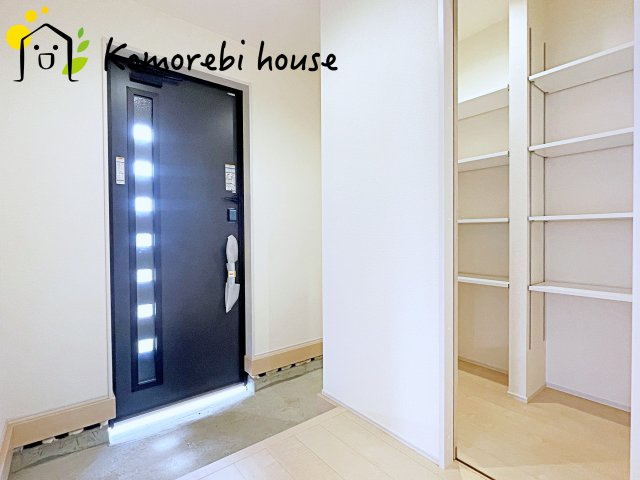 収納もある玄関です