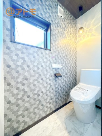 窓があり換気もすぐにできる、清潔感のあるトイレです♪