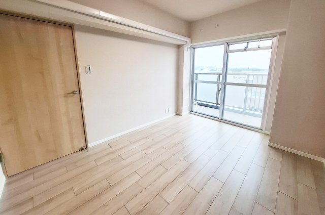 洋室3：和室から洋室にリノベーション済み。南向きバルコニーに面した明るいお部屋です。