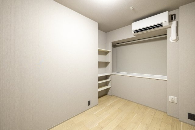 収納棚を備えた整理整頓のしやすい洋室。衣類や季節の荷物を一箇所に集約できるため、居室部分は常にスッキリと広々活用できます。機能的な収納が、ゆとりある美しい暮らしを支えます。