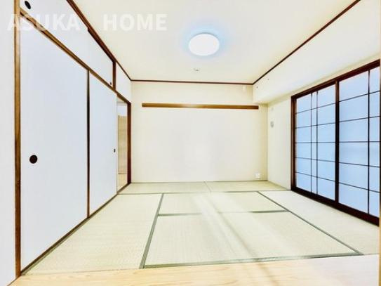 洗濯物を畳んだりお昼寝したり何かと重宝するリビングの隣の和室です。