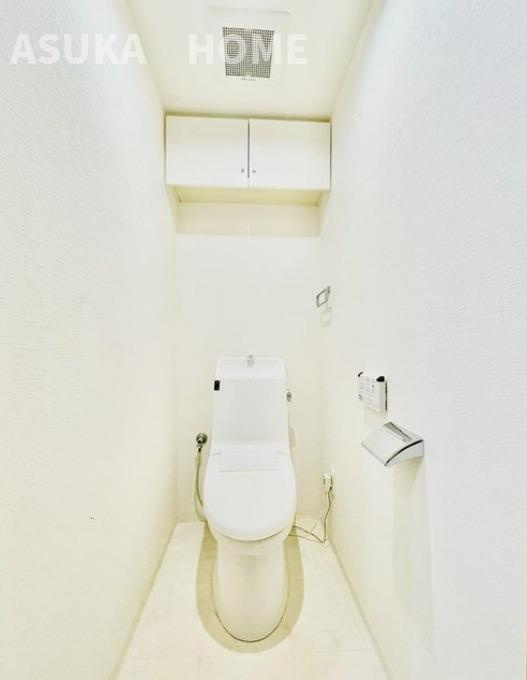 温水洗浄便座のトイレ設備です！トイレ上部にはあると便利な吊戸棚を設置！