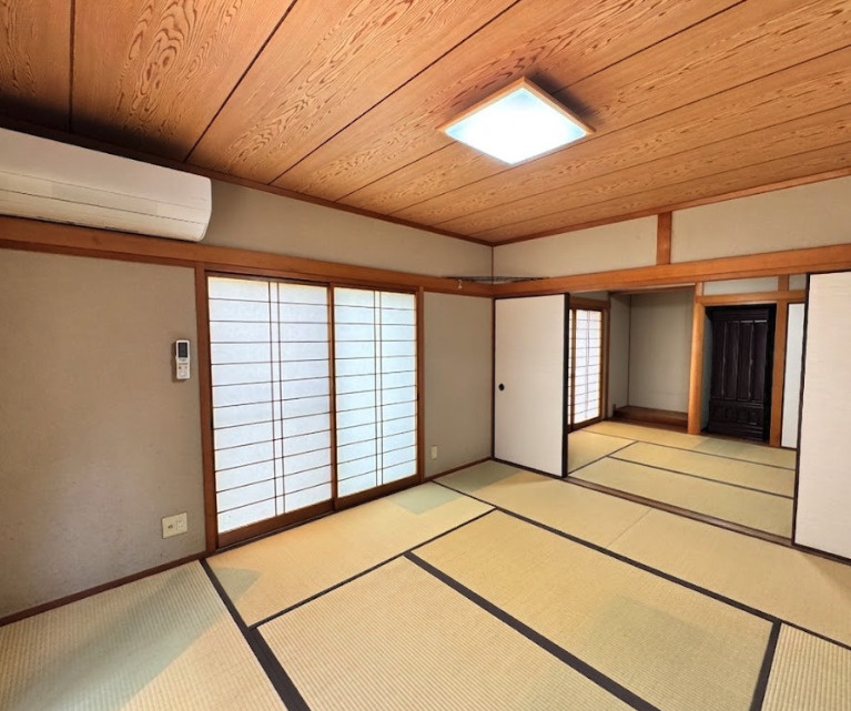 和室に隣接して縁側があり、庭を眺めながらゆったりとした時間を過ごせるのも魅力。奥には床の間や重厚な仏壇スペースも配されており、親戚の集まりや冠婚葬祭、特別な行事の際にも大活躍。心落ち着く和の空間です。