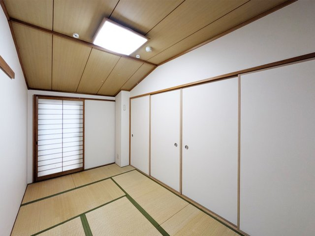約5帖の和室です　バルコニーに出られる扉もございます