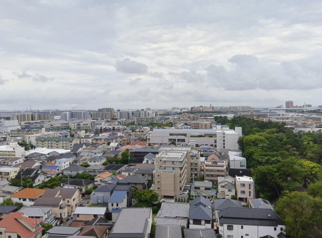 最上階南向きの展望でございます　春になると桜、夏には花火、秋には紅葉（コウヨウ）が見える景色が一望できます