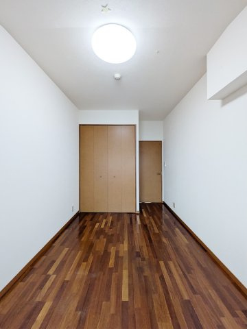 約7帖の洋室です　収納もございます