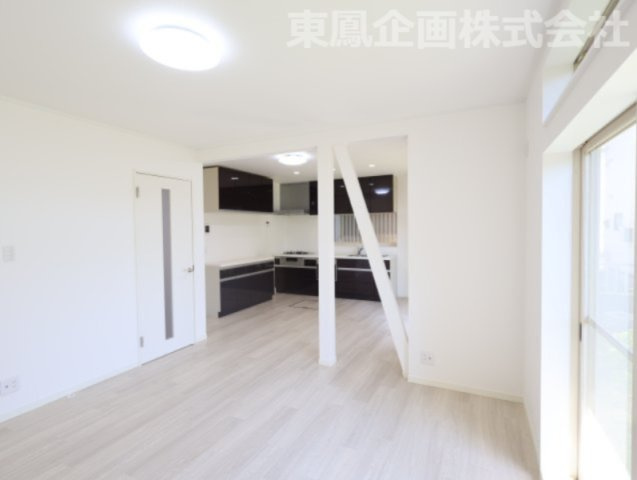 おしゃれな柱が空間を緩やかに仕切ります