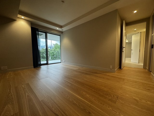 木目が美しい上質なフローリング仕様。明るく開放的で、プライベート時間を優雅に彩ります。