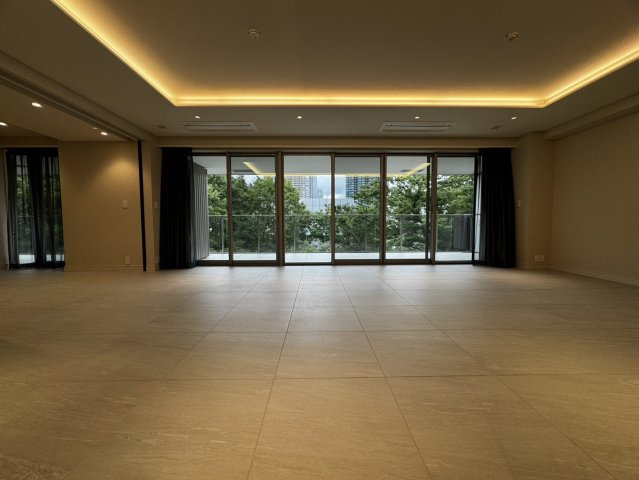 圧巻のワイドサッシに広がる深い緑。都心の特等席にふさわしい贅沢なパノラマビューです。