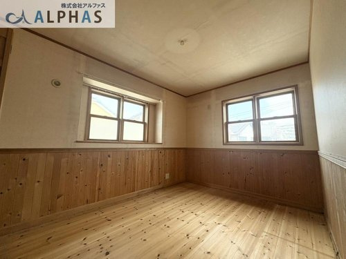 ■出窓のため、お部屋が広く感じられ開放的です♪※現在内外装リフォーム工事中♪