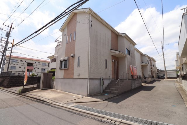 開放感あふれる角地！カースペースも確保されており、マイカーをお持ちの方も安心してお住まいいただけます。