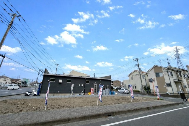 東武スカイツリーライン「せんげん台」駅徒歩16分！急行停車駅の為、通勤・通学に便利です！三方角地で陽当り良好！前面道路が広く並列駐車の計画も可能！お気軽にお問合せ下さい！