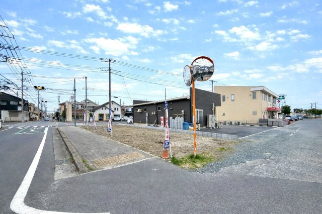 東武スカイツリーライン「せんげん台」駅徒歩16分！急行停車駅の為、通勤・通学に便利です！三方角地で陽当り良好！前面道路が広く並列駐車の計画も可能！お気軽にお問合せ下さい！